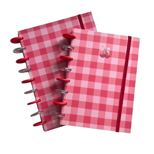 Cuadernos artesanales de Clarum rodeados de flores ilustradas